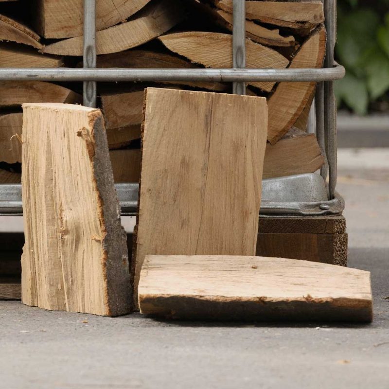 Caisse de chutes de hêtre séchées à l'air, grossièrement fendues 30cm